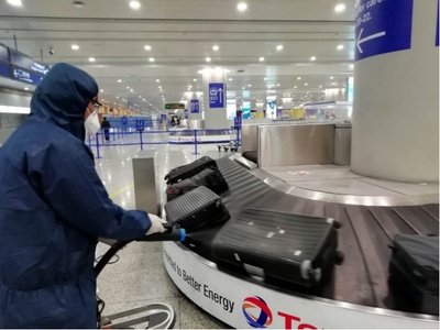 大江東︱上海篩查輸入病例，眾多“大白”閉環把關 行李托運